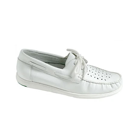 Greenz Camille Ladies Bowling Shoe. A moccasin style shoe for Ladies. Neat flattering fit with a non slip sole.