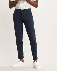 Levi's Chino Standard Tapered.